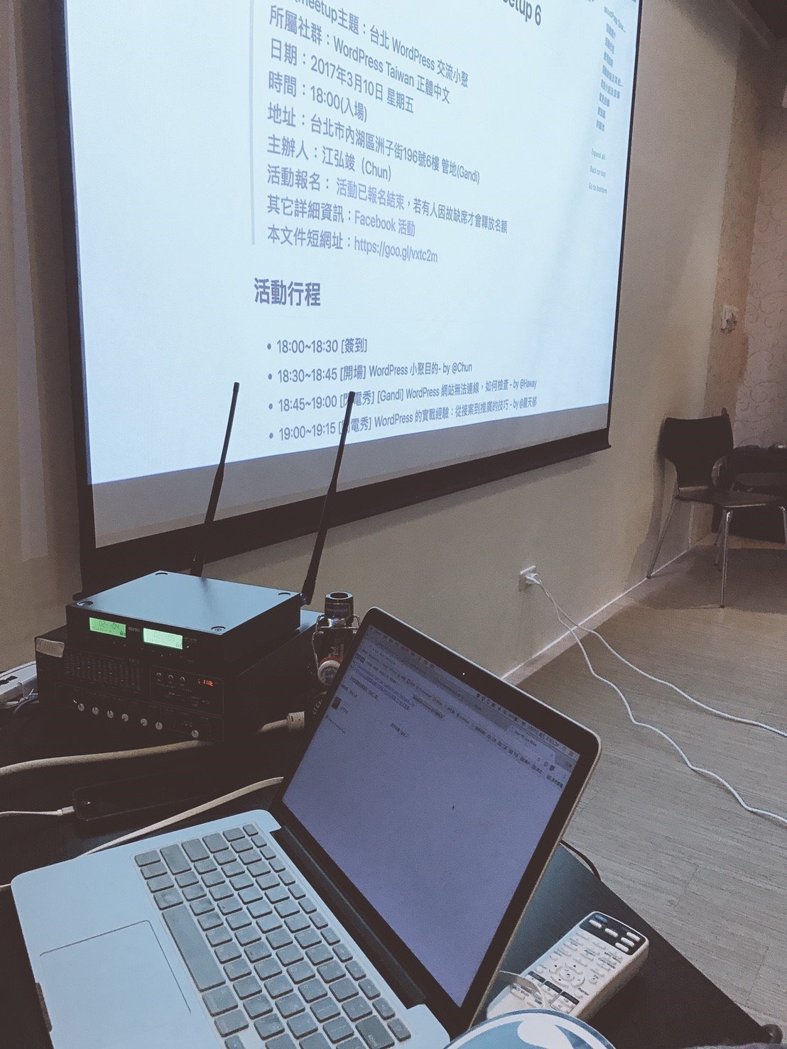 [WordPress] 3/10 WordPizza 小聚 @ 台北內湖 Gandi
平時只有人拗我，沒有我拗人的，這次為了小聚，拗出去了ＸＤ
感謝 Gandi 哈維相挺，不只贊助場地、啤酒，連 Pizza 都來！活動整個到晚上十一點多才結束，真的狂！
把 OBS 直播軟體給調試好後（到昨天才發現他有layer的設計，能疊畫面），總算把現場能夠較完整一點的帶上線，也發現其實會需要有人能照顧到線上觀看的那部分。
相信會越來越好玩的～
後記：許願池那塊沒玩到，雖然又是一次遺憾，但接續著後面活動，這些意見回饋都很有幫助啊！

共筆文件： https://goo.gl/vxtc2m

#WordPress #Pizza #Gandi #台北 #內湖 #啤酒 #OBS #小聚 #活動 #新聞資訊