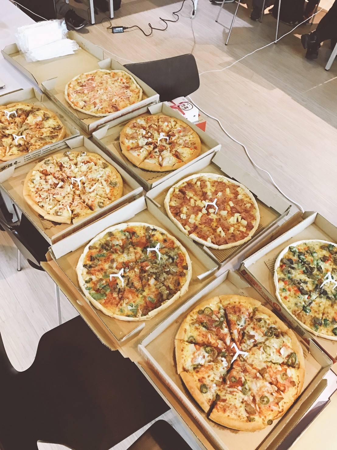 [WordPress] 3/10 WordPizza 小聚 @ 台北內湖 Gandi
平時只有人拗我，沒有我拗人的，這次為了小聚，拗出去了ＸＤ
感謝 Gandi 哈維相挺，不只贊助場地、啤酒，連 Pizza 都來！活動整個到晚上十一點多才結束，真的狂！
把 OBS 直播軟體給調試好後（到昨天才發現他有layer的設計，能疊畫面），總算把現場能夠較完整一點的帶上線，也發現其實會需要有人能照顧到線上觀看的那部分。
相信會越來越好玩的～
後記：許願池那塊沒玩到，雖然又是一次遺憾，但接續著後面活動，這些意見回饋都很有幫助啊！

共筆文件： https://goo.gl/vxtc2m

#WordPress #Pizza #Gandi #台北 #內湖 #啤酒 #OBS #小聚 #活動 #新聞資訊