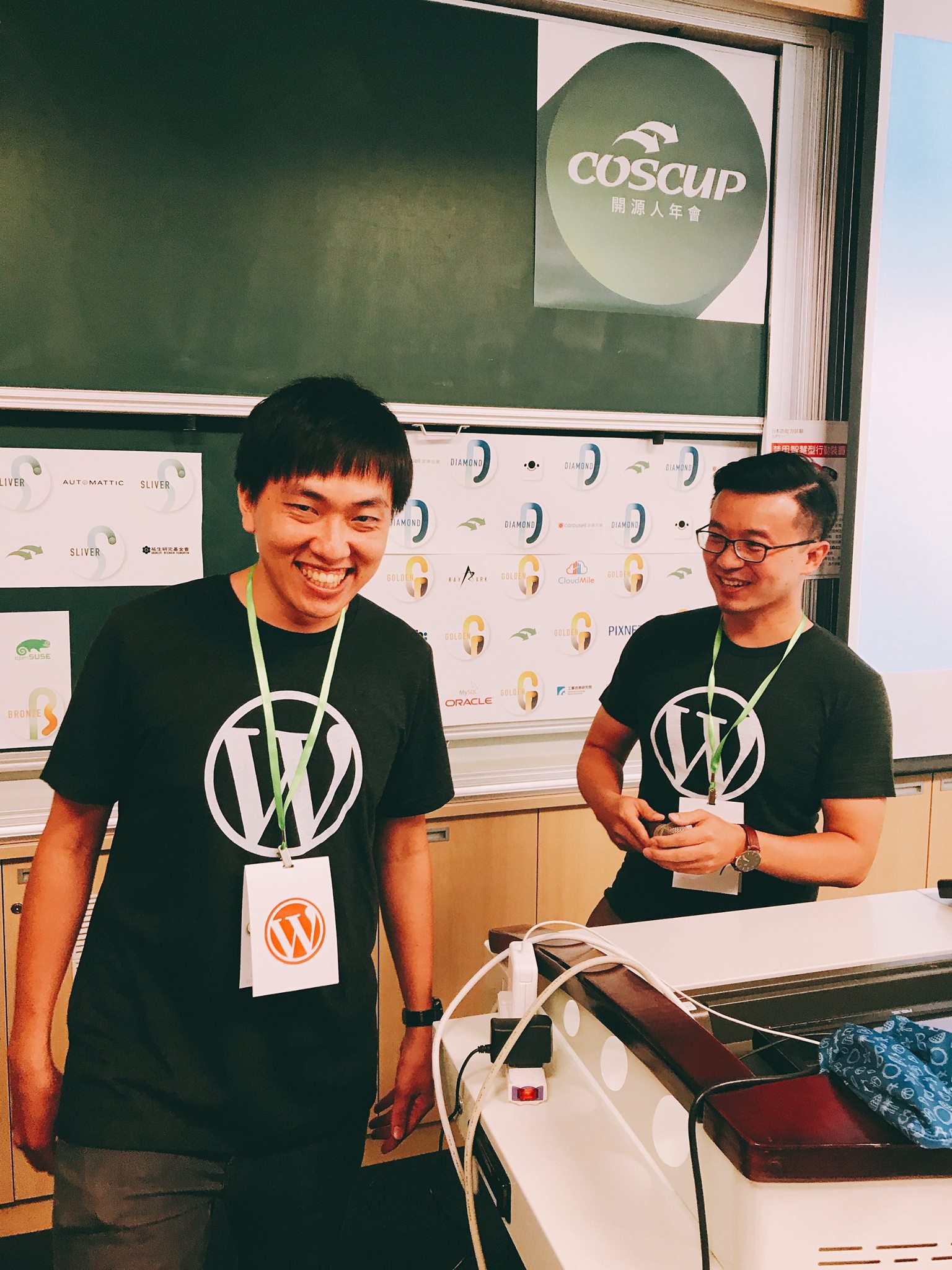 [COSCUP] 2017「WordPress 網站開發大小事」社群議程
### 想法

今年 COSCUP 想回歸於社群、去中心化，很大的挑戰。不過似乎社群這邊也滿支持的，大家共襄盛舉。如果說這樣的機會可以變成是個別社群的大拜拜，我也覺得很棒！

畢竟已 WordPress 社群完整度上，「使用者」這塊還是缺少的，不是少了專業，而是羞怯吧！ 來看看怎麼努力與規劃能讓整個社群更加活化！

### 本次心得

從五月多開始籌備的 COSCUP 2017 - WordPress 社群議程在今天終於結束了。
大概就是個人本年度最大場會議了吧，好充實！
要感謝的人不少，畫面裡的尤其。在開源社群裡沒有「我」，只有「大家」，真的少了一個都不行。
謝謝你們，讓我有這機會能夠參與並努力。
離開時也順便感謝大會這次窗口，他問道「舉辦的開心嗎？」
回答的時候感覺到了一種自發地能量湧出，「很開心！」這一定是今天最棒的問題，沒有之一。

#COSCUP #WordPress #社群 #新聞資訊 #有溫度的文字 #Blog大小事