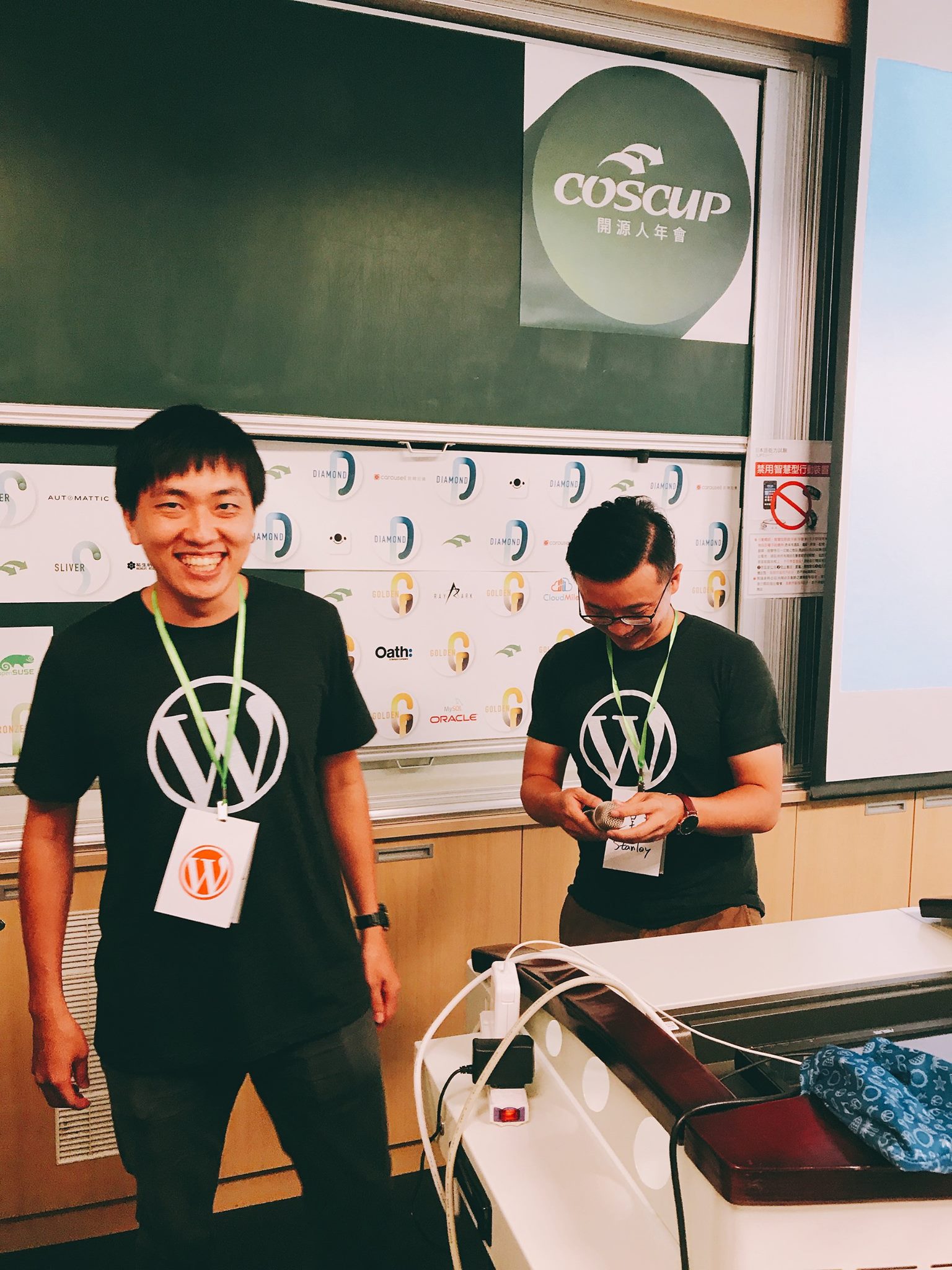 [COSCUP] 2017「WordPress 網站開發大小事」社群議程
### 想法

今年 COSCUP 想回歸於社群、去中心化，很大的挑戰。不過似乎社群這邊也滿支持的，大家共襄盛舉。如果說這樣的機會可以變成是個別社群的大拜拜，我也覺得很棒！

畢竟已 WordPress 社群完整度上，「使用者」這塊還是缺少的，不是少了專業，而是羞怯吧！ 來看看怎麼努力與規劃能讓整個社群更加活化！

### 本次心得

從五月多開始籌備的 COSCUP 2017 - WordPress 社群議程在今天終於結束了。
大概就是個人本年度最大場會議了吧，好充實！
要感謝的人不少，畫面裡的尤其。在開源社群裡沒有「我」，只有「大家」，真的少了一個都不行。
謝謝你們，讓我有這機會能夠參與並努力。
離開時也順便感謝大會這次窗口，他問道「舉辦的開心嗎？」
回答的時候感覺到了一種自發地能量湧出，「很開心！」這一定是今天最棒的問題，沒有之一。

#COSCUP #WordPress #社群 #新聞資訊 #有溫度的文字 #Blog大小事