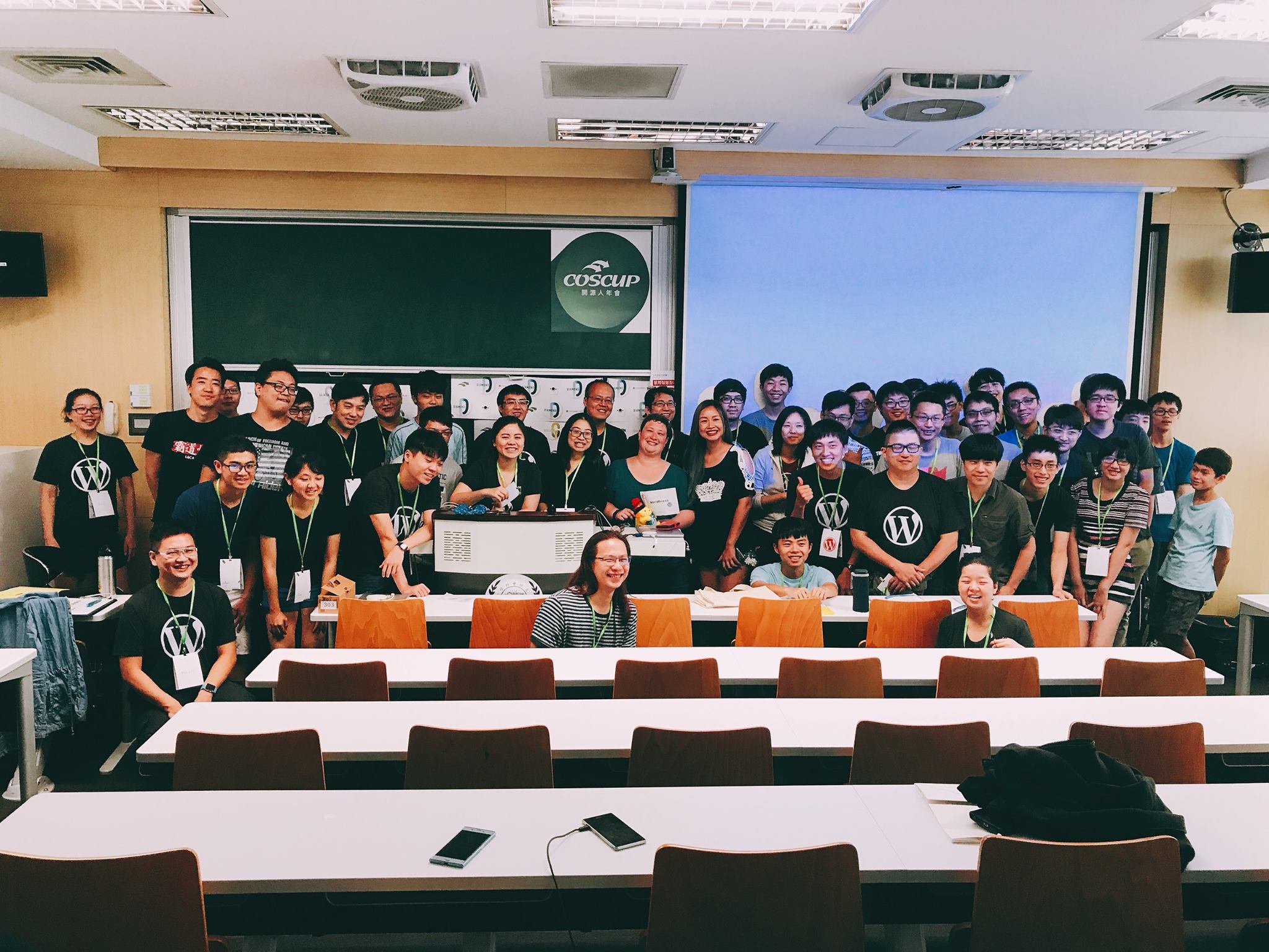 [COSCUP] 2017「WordPress 網站開發大小事」社群議程
### 想法

今年 COSCUP 想回歸於社群、去中心化，很大的挑戰。不過似乎社群這邊也滿支持的，大家共襄盛舉。如果說這樣的機會可以變成是個別社群的大拜拜，我也覺得很棒！

畢竟已 WordPress 社群完整度上，「使用者」這塊還是缺少的，不是少了專業，而是羞怯吧！ 來看看怎麼努力與規劃能讓整個社群更加活化！

### 本次心得

從五月多開始籌備的 COSCUP 2017 - WordPress 社群議程在今天終於結束了。
大概就是個人本年度最大場會議了吧，好充實！
要感謝的人不少，畫面裡的尤其。在開源社群裡沒有「我」，只有「大家」，真的少了一個都不行。
謝謝你們，讓我有這機會能夠參與並努力。
離開時也順便感謝大會這次窗口，他問道「舉辦的開心嗎？」
回答的時候感覺到了一種自發地能量湧出，「很開心！」這一定是今天最棒的問題，沒有之一。

#COSCUP #WordPress #社群 #新聞資訊 #有溫度的文字 #Blog大小事