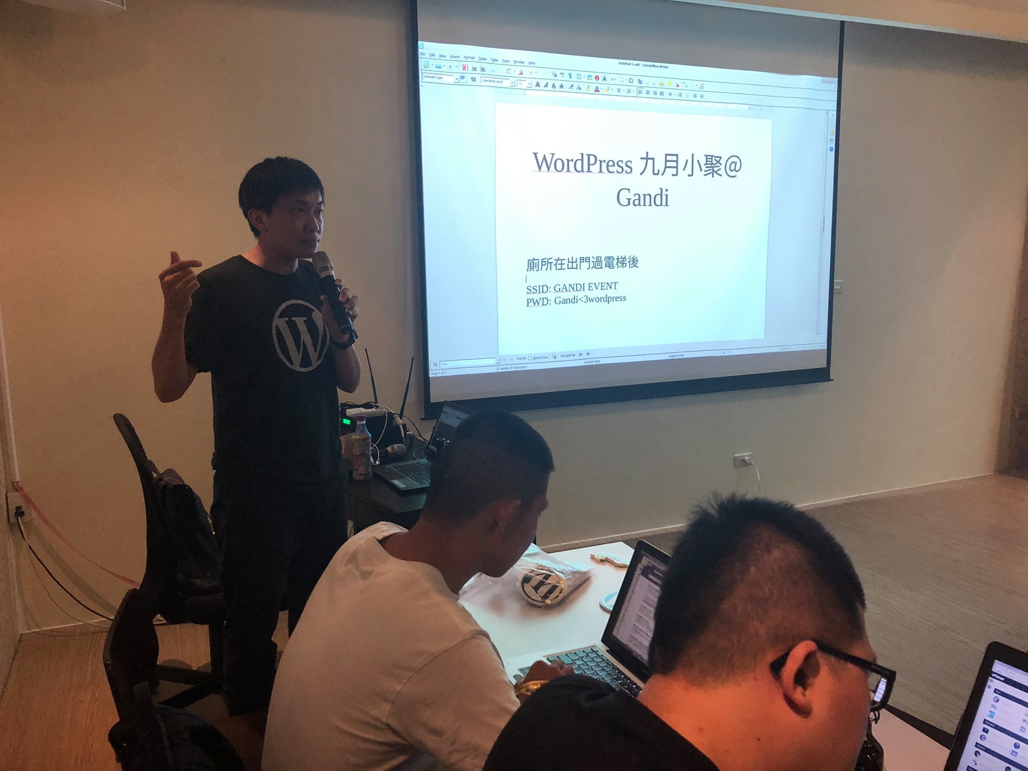 [WordPress] 9/27 台北聚會 @ Gandi
這次聚會特別邀（凹）請哈維大大來講解域名移轉流程，這塊如果不是這個機會，還真不知道哪裡可以聽到這麼專業與詳細的教學和踩雷提醒！

重點筆記如下：

1. 移轉行為是指轉換註冊商，同註冊商的情境叫做「移轉所有權人」
2. FOA - 為驗證移轉時的確認機制，一般採信件發送，像 PCHome 或是其他國內的要紙本才願意作業的就是屬於食古不化、刁難類型（我說的）
3. 域名移轉前要注意兩大事項：一、關閉隱私權保護，確保收得到確認信。二、如使用註冊商提供的名稱伺服器（Name Server），要先行移轉到別家代管，避免在移轉當下就被砍了，導致紀錄消失。

以上～ 至於我的部分除了手把手帶著申請使用 FB2WP 外掛還有一些其他 Facebook 與 WordPress 整合的還沒提完，下次再來吧！

大家不論是新朋友還是熟面孔都很熱情，每次一聊就會忘我，感覺時間有夠短QQ

也許可以試試排一場長的或是兩個短的節目就好！

#WordPress #小聚 #聚會 #Gandi #域名移轉 #FOA #Whois #台北 #內湖 #新聞資訊