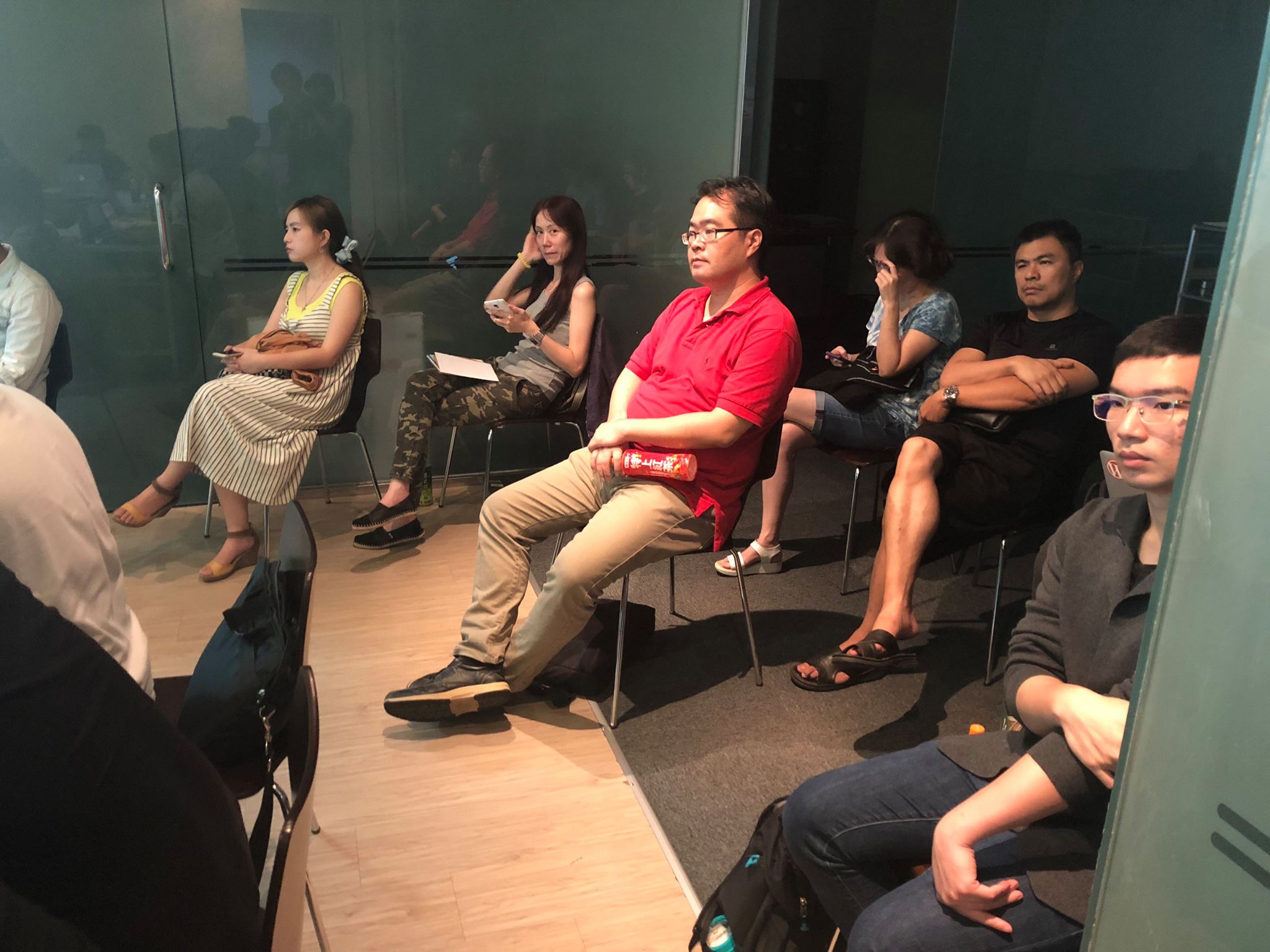 [WordPress] 9/27 台北聚會 @ Gandi
這次聚會特別邀（凹）請哈維大大來講解域名移轉流程，這塊如果不是這個機會，還真不知道哪裡可以聽到這麼專業與詳細的教學和踩雷提醒！

重點筆記如下：

1. 移轉行為是指轉換註冊商，同註冊商的情境叫做「移轉所有權人」
2. FOA - 為驗證移轉時的確認機制，一般採信件發送，像 PCHome 或是其他國內的要紙本才願意作業的就是屬於食古不化、刁難類型（我說的）
3. 域名移轉前要注意兩大事項：一、關閉隱私權保護，確保收得到確認信。二、如使用註冊商提供的名稱伺服器（Name Server），要先行移轉到別家代管，避免在移轉當下就被砍了，導致紀錄消失。

以上～ 至於我的部分除了手把手帶著申請使用 FB2WP 外掛還有一些其他 Facebook 與 WordPress 整合的還沒提完，下次再來吧！

大家不論是新朋友還是熟面孔都很熱情，每次一聊就會忘我，感覺時間有夠短QQ

也許可以試試排一場長的或是兩個短的節目就好！

#WordPress #小聚 #聚會 #Gandi #域名移轉 #FOA #Whois #台北 #內湖 #新聞資訊