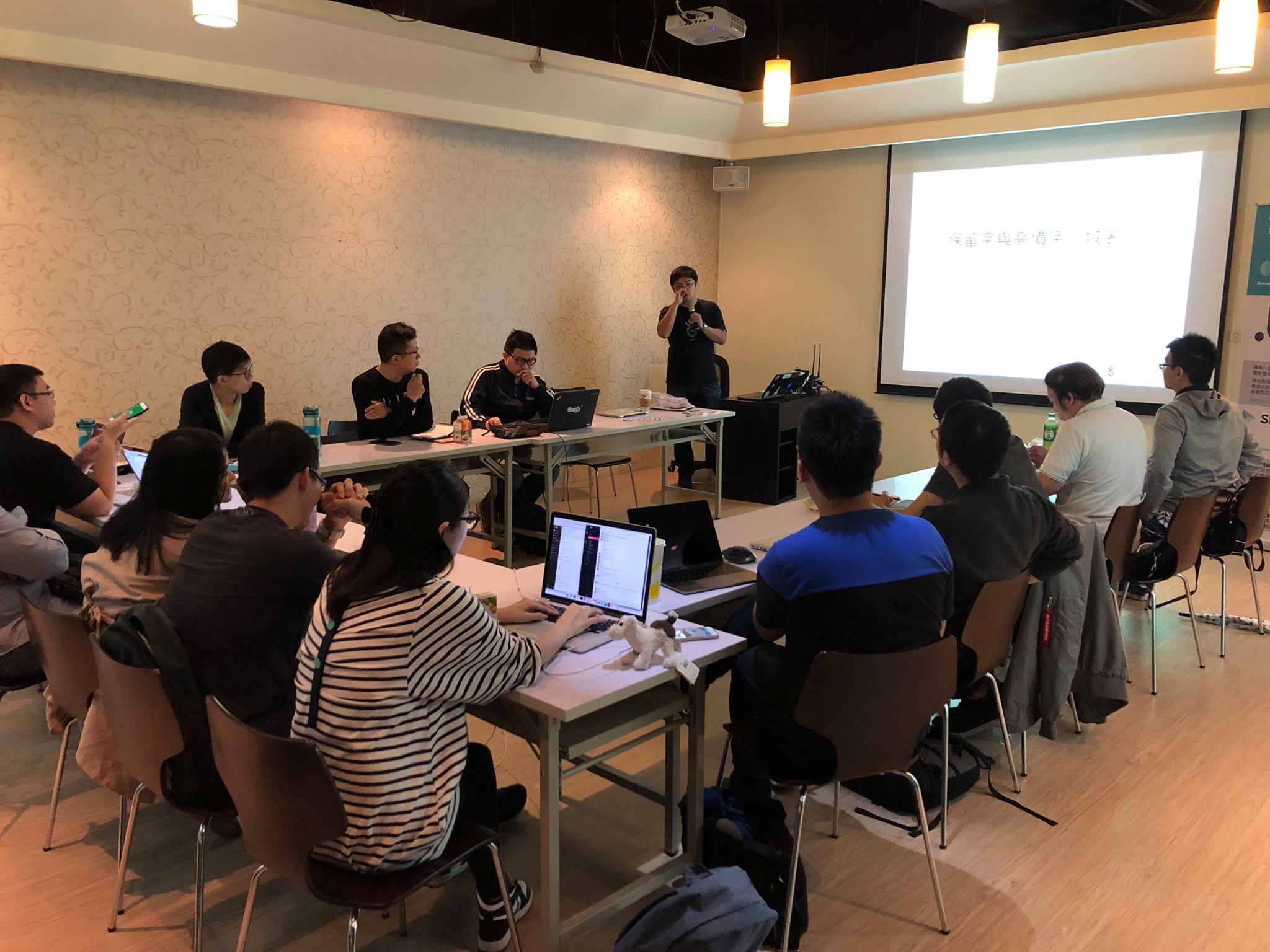 [WordPress] 10/21 台北聚會 @ Gandi
本次聚會的紀錄文又遲到拉～～ 哈
這次一樣是續講上次聚會時我外掛的其他功能，因為架構龐大功能豐富（好敢講）避免一次太密集說明導致佔用太多大家交流時間所以就拆成幾次來說！

對，就算拆到這次也還沒講完ＸＤ

而 Gandi 的 哈維大大這次跟大家分享域名中「高價字」與「保留字」的細節，也是收穫滿滿。不但終於解惑那些神奇出價的網域還讓我知道可以在哪查這些關鍵字，不會傻傻在那邊「踹」可用域名！

這次參與的成員依然有被我使用後台關鍵字給觸及到的夥伴，看來很有用耶～ 內容經營類型的成員也有幾位，相信討論的內容儘管有這麼些技術成分，但彼此線下聚會聊聊經營方式也是很有收穫。

線上冷冰冰，見面三分情囉～

#WordPress #台北 #聚會 #小聚 #新聞資訊 #Gandi #開源 #社群 #網域名稱 #粉絲頁同步 #高價字 #保留字