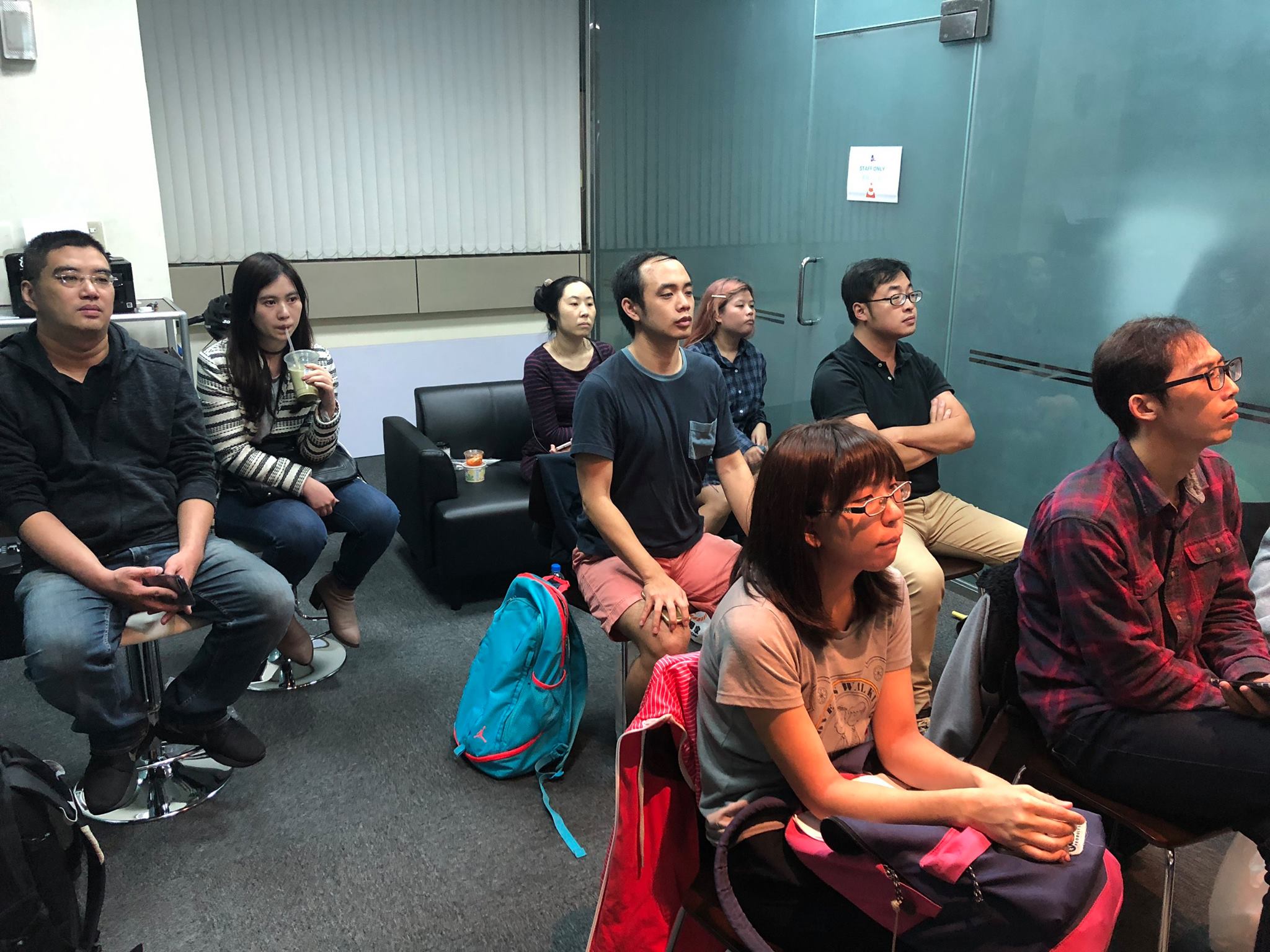 [WordPress] 十一月聚會 - 滿一週年啦！
儘管這個月是舉辦聚會滿週年，但依舊沒有特別鋪陳，最大的改變大概就是在 Gandi 座位上的配置（笑）。

本次還要感謝 Gandi HaWay 特別邀請 Eddie Yang 分享主題 : 如何用網站，行銷自家產品？

整個過程就是一個很棒的行銷，把自己所學開源並呼應群眾與他合作，著實是一場很有技巧的秀，也正是我希望舉辦線下小聚所樂見的一環，撇開在網路上的冷冰冰，透過線下聚會的溝通，拉近彼此之間的可能。

> 付出者收穫

不論你做了什麼努力，他都有對應的回報，哪怕不是你所期待的，但每一次都要試著調整自己心態再出發，不斷朝著自己喜歡的方向用自己喜歡的方式前進。

舉辦聚會一年下來心得滿滿，不論是從社群夥伴的討論中還是舉辦活動本身所遭遇的困難，這些都是讓人成長的養份。

聽 Eddie 說著的內容，像個指標似，協助我不斷檢視在推廣活動本身是不是還有其他沒做好的部分，下次改進～ 我對行銷的理解一直都不是做了就會有效果，而是你真的要下去做，完成那樣深度的體驗，把經驗化為模式才有機會融會貫通。

當天直播影片：

https://www.facebook.com/mxp.tw/videos/10204200776936614/

YouTube 備份：[Link](https://goo.gl/oPVWc6)

聚會後半段由我來跟大家分享最近夯夯的聊天機器人 Chatbot 以及怎麼利用 FB2WP 外掛來當機器人後台與申請 Facebook Messenger 介接服務的方法和經驗，希望大家能輕鬆透過外掛去發想出更有意思的玩法～

直播中提到的粉絲頁互動範例主題程式原始碼：[Github](https://github.com/nczz/mozilla-chatbot-with-wordpress)

現場還有夥伴完成串接，有感受到他的新奇感大大提升～

文末，還是要來持續的號招～ 如果你覺得能夠分享什麼網站經營或 WordPress 相關的內容，請大方的跟我說吧，這裡有舞台！

#聚會 #WordPress #Gandi #Chatbot #小聚 #FB2WP #外掛 #機器人 #行銷 #分享 #教學