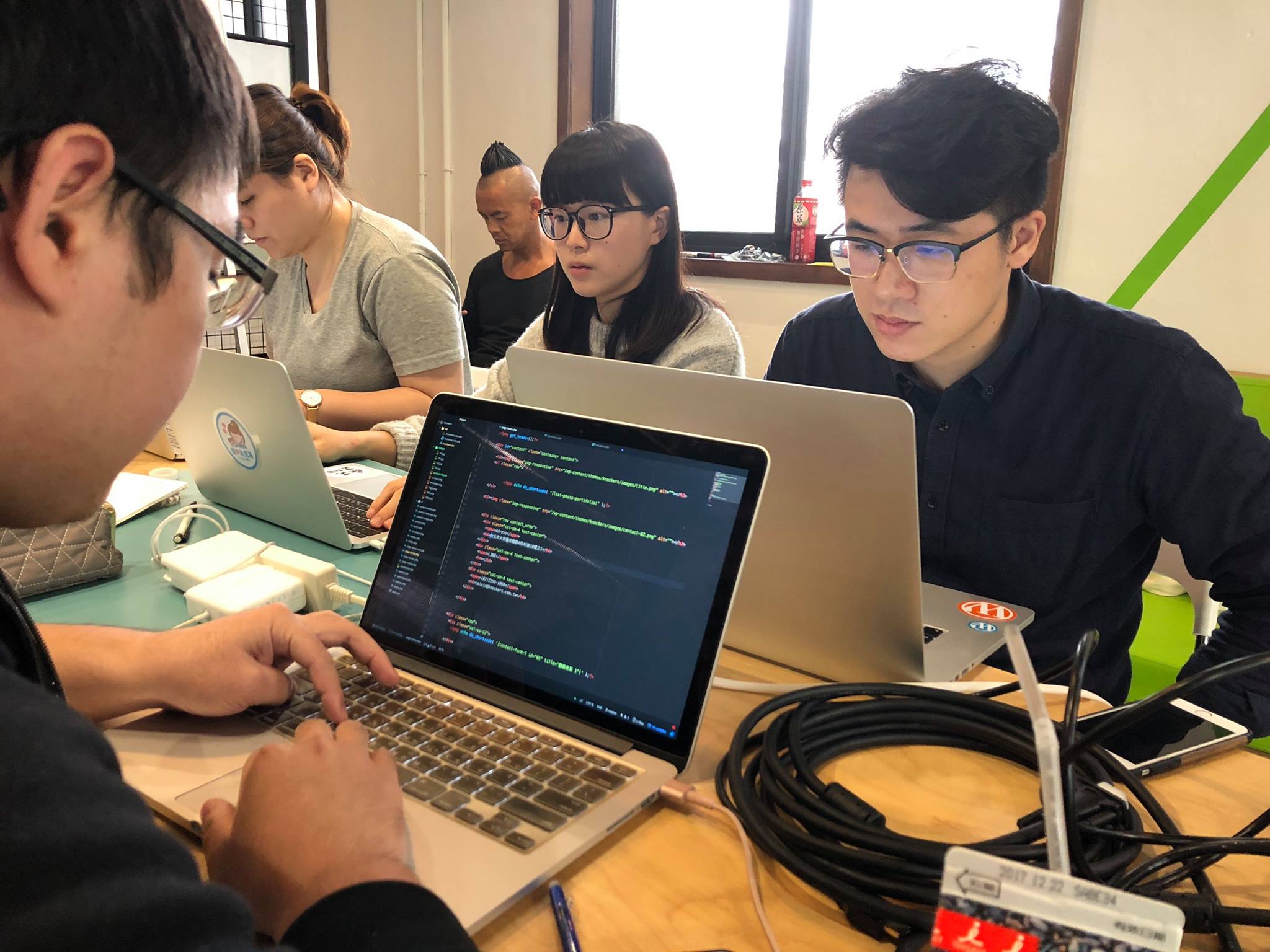[Workshop] 公司開發團練 - Super Adaptive
因緣際會在 12/14 週四下午公司同事們齊聚在空總場地團練開發。

說也好玩，其實本應該是由教練 Trieu 與他國外的客戶和我們搭配來進行一場敏捷開發的專案，結果似乎國外客戶的案子沒談成，就變成我們自己來體驗一下這個號稱六倍速開發的「Super Adaptive」流程。

過程強調盡可能縮短眼下目標並且專注實作，讓每一個「round」都有確實產出，不淪為紙上談兵！

> Think short & Do fast!

我們拿年久失修的官網來做改版專案挑戰，行前毫無準備，整個流程因純粹是體驗，所以縮短為下午一點至五點。

角色有：教練、設計x2、前端x2、後端

教練把每一個回合定為一小時（含說明、小討論），真正實作的時間約四十分鐘。對於整個流程就不細說了，關鍵是每個人都能在那樣戰鬥的情境下發揮決策與實作能力，滿不簡單的，光是第一回合就有初步產出（網站雛形）已經讓教練頗驚訝了ＸＤ

整個流程體驗下來的確是很適合公司內部以自己產品為導向的快速開發，也更是能不浪費時間先求有再求好，依序前進，真是有意思的玩法。

先不說有什麼心得，光是把平時遠端協作的大家給拉近坐下來不聊天純工作就是很稀奇了，哈哈～

好奇被教練帶過的 ASUS 開發團隊是不是也持續用這套努力！？

#Knockers #Workshop #公司 #教練 #SuperAdaptive #新聞資訊 #Trieu