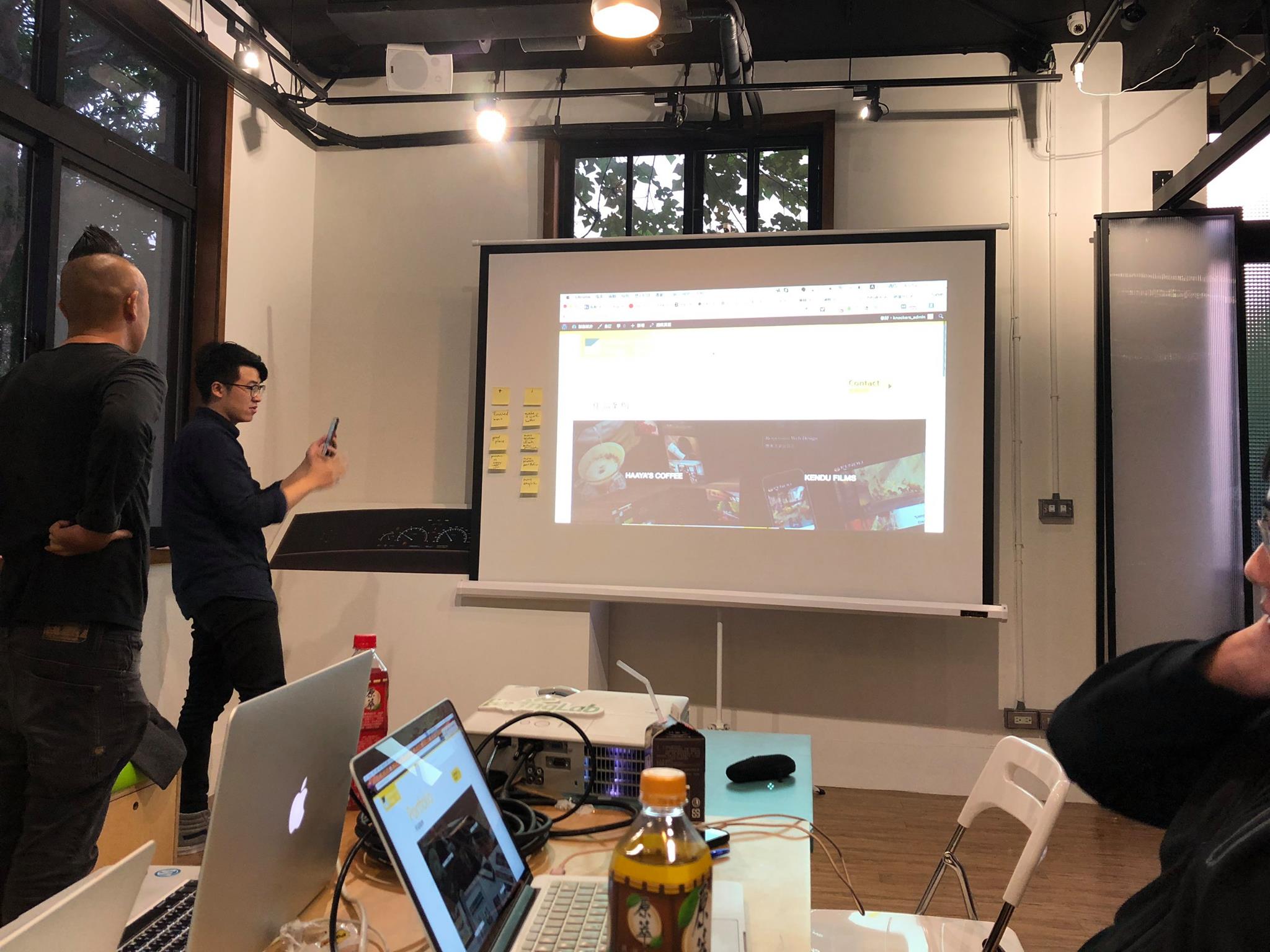 [Workshop] 公司開發團練 - Super Adaptive
因緣際會在 12/14 週四下午公司同事們齊聚在空總場地團練開發。

說也好玩，其實本應該是由教練 Trieu 與他國外的客戶和我們搭配來進行一場敏捷開發的專案，結果似乎國外客戶的案子沒談成，就變成我們自己來體驗一下這個號稱六倍速開發的「Super Adaptive」流程。

過程強調盡可能縮短眼下目標並且專注實作，讓每一個「round」都有確實產出，不淪為紙上談兵！

> Think short & Do fast!

我們拿年久失修的官網來做改版專案挑戰，行前毫無準備，整個流程因純粹是體驗，所以縮短為下午一點至五點。

角色有：教練、設計x2、前端x2、後端

教練把每一個回合定為一小時（含說明、小討論），真正實作的時間約四十分鐘。對於整個流程就不細說了，關鍵是每個人都能在那樣戰鬥的情境下發揮決策與實作能力，滿不簡單的，光是第一回合就有初步產出（網站雛形）已經讓教練頗驚訝了ＸＤ

整個流程體驗下來的確是很適合公司內部以自己產品為導向的快速開發，也更是能不浪費時間先求有再求好，依序前進，真是有意思的玩法。

先不說有什麼心得，光是把平時遠端協作的大家給拉近坐下來不聊天純工作就是很稀奇了，哈哈～

好奇被教練帶過的 ASUS 開發團隊是不是也持續用這套努力！？

#Knockers #Workshop #公司 #教練 #SuperAdaptive #新聞資訊 #Trieu