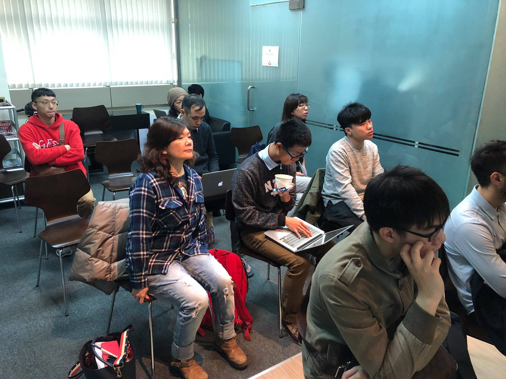 [WordPress] 2/25 開工聚會心得
上個月的心得遲了好多天才有時間寫（汗）。舉辦時間很巧的是年後開工第一個禮拜天，有很多美好的事發生，首先就是感謝 Gandi 假日提供場地。（還讓哈維大大提早收假QQ）

> 不然再不辦，二月要開天窗拉～～～

所以趕緊大夥約一約就成行，設計師 Erin 這次主題延續上次的「套版之後」，快速簡單的把重點帶到，也是一個有持續性參與聚會和觀察才能發現的重點！

為什麼要這麼說？ 因為很多人都以為這樣的「簡單分享」是一個「正式的演講」。所以反而先害怕起來，認為自己可能不夠有料或是會被人批判！ 但這些想法都是先入為主了，其實大家看待分享，就像是學校老師常說你舉手問的問題，可能也正好是大家的問題，所以儘管問。（不過太常舉手發問延伸出的另一個議題就不在這裡討論了！這跟常常分享完全兩碼子事哦ＸＤ）

而又因為每次聚會組成人口很不一定，所以到底要講多深、怎麼講，也是很難捉摸，所以反解這個問題的答案就是：「一次清楚說明一個目標」。

從舉例到說明，一氣呵成，重點放在個人經驗交流，而不是像個老師一樣指導在座各位！

接著是第一次勇敢挑戰的俊廷，也有抓到分享主題的要領，分享關於他在寫作這條路上，如何規劃好每一次與 WordPress 間互動的整理媒體資料法，分享完後也是讓大家腦力激盪，把這套流程與自身經驗碰撞去找到些什麼。

這樣分享帶來的價值有時候會很難互相傳達，我指的是聽眾與講者。因為很有可能因為毫無懷疑的認同或不理解，導致後續沒回音，更有可能因為與聽眾自身認知有落差，而產生激烈的回音，講者唯二需要具備的就是「理性」與「膽試」，要看到這樣過程中的價值，進而開始吸收和調整自己，如同我認為這世界上最厲害的不是某個領域的高手，而是不管什麼領域都能應變自如處變不驚的人一樣，要想辦法活下去啊（誇飾ＸＤ）。

而我分享的主題是關於網站開發這生態中的一環：[接案](https://goo.gl/kEo7Ah)，分享的內容就不再提，僅是些大方向的經驗分享。重點是我對於今年目標又有更新一層的解釋，這也要多虧 Audi 自介中提到的「尋找題目」關鍵字，讓我也突然頓悟收穫了！

帶聚會就是這麼有意思，永遠不要去想著這麼做會不會有收穫，而是去期待因為這麼多人同時間碰撞，每次都有新滋味，很有意思！

> WordCamp 會有如此大的進展也是這樣幾次的無心插柳柳橙汁！ 所以說要一天蓋一個羅馬出來也不是不可能，起碼，如果不能就兩天吧。（教壞人）

#WordPress #新聞資訊 #Meetup #聚會 #小聚 #講者 #心得 #接案 #經驗