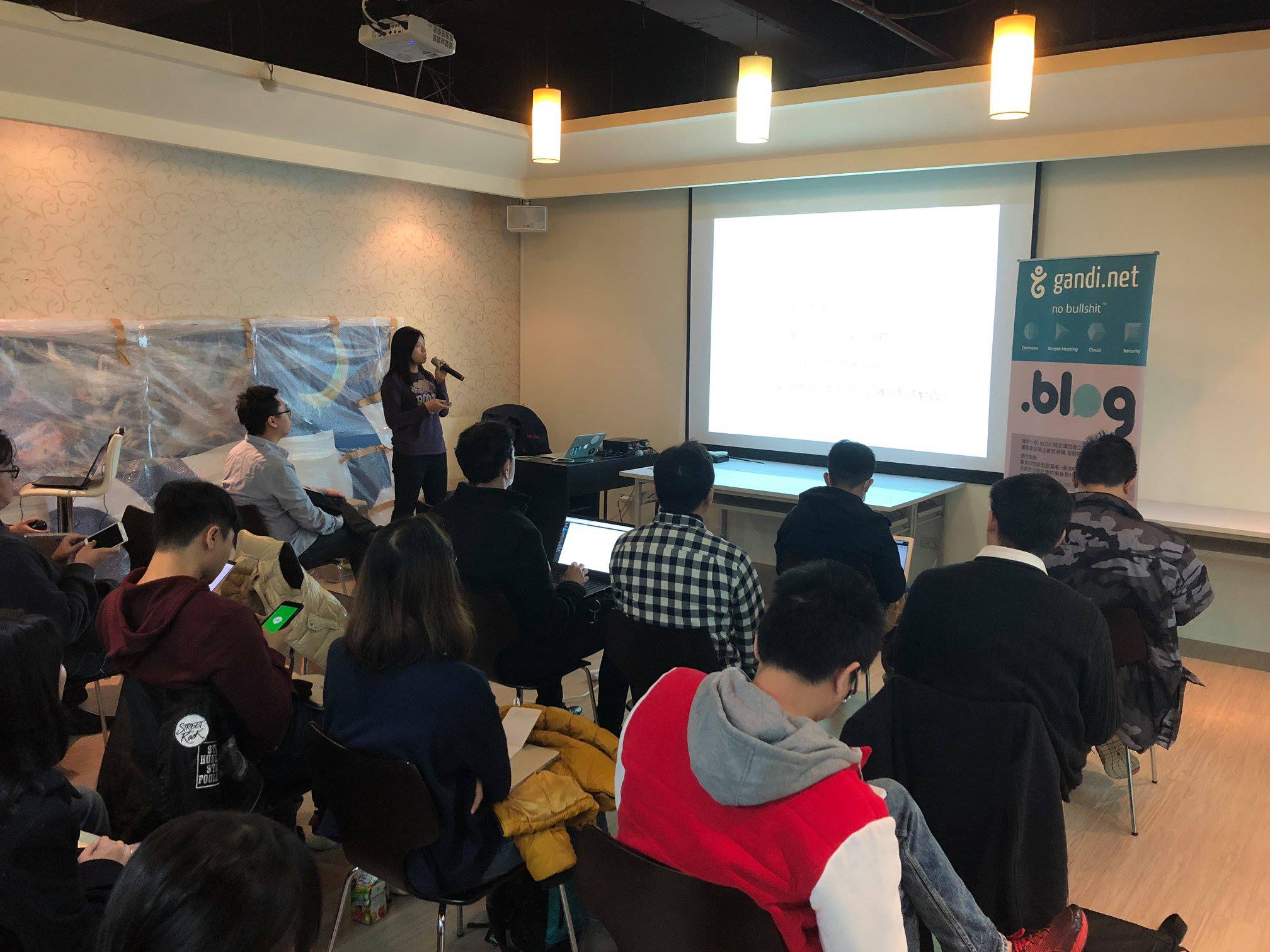 [WordPress] 2/25 開工聚會心得
上個月的心得遲了好多天才有時間寫（汗）。舉辦時間很巧的是年後開工第一個禮拜天，有很多美好的事發生，首先就是感謝 Gandi 假日提供場地。（還讓哈維大大提早收假QQ）

> 不然再不辦，二月要開天窗拉～～～

所以趕緊大夥約一約就成行，設計師 Erin 這次主題延續上次的「套版之後」，快速簡單的把重點帶到，也是一個有持續性參與聚會和觀察才能發現的重點！

為什麼要這麼說？ 因為很多人都以為這樣的「簡單分享」是一個「正式的演講」。所以反而先害怕起來，認為自己可能不夠有料或是會被人批判！ 但這些想法都是先入為主了，其實大家看待分享，就像是學校老師常說你舉手問的問題，可能也正好是大家的問題，所以儘管問。（不過太常舉手發問延伸出的另一個議題就不在這裡討論了！這跟常常分享完全兩碼子事哦ＸＤ）

而又因為每次聚會組成人口很不一定，所以到底要講多深、怎麼講，也是很難捉摸，所以反解這個問題的答案就是：「一次清楚說明一個目標」。

從舉例到說明，一氣呵成，重點放在個人經驗交流，而不是像個老師一樣指導在座各位！

接著是第一次勇敢挑戰的俊廷，也有抓到分享主題的要領，分享關於他在寫作這條路上，如何規劃好每一次與 WordPress 間互動的整理媒體資料法，分享完後也是讓大家腦力激盪，把這套流程與自身經驗碰撞去找到些什麼。

這樣分享帶來的價值有時候會很難互相傳達，我指的是聽眾與講者。因為很有可能因為毫無懷疑的認同或不理解，導致後續沒回音，更有可能因為與聽眾自身認知有落差，而產生激烈的回音，講者唯二需要具備的就是「理性」與「膽試」，要看到這樣過程中的價值，進而開始吸收和調整自己，如同我認為這世界上最厲害的不是某個領域的高手，而是不管什麼領域都能應變自如處變不驚的人一樣，要想辦法活下去啊（誇飾ＸＤ）。

而我分享的主題是關於網站開發這生態中的一環：[接案](https://goo.gl/kEo7Ah)，分享的內容就不再提，僅是些大方向的經驗分享。重點是我對於今年目標又有更新一層的解釋，這也要多虧 Audi 自介中提到的「尋找題目」關鍵字，讓我也突然頓悟收穫了！

帶聚會就是這麼有意思，永遠不要去想著這麼做會不會有收穫，而是去期待因為這麼多人同時間碰撞，每次都有新滋味，很有意思！

> WordCamp 會有如此大的進展也是這樣幾次的無心插柳柳橙汁！ 所以說要一天蓋一個羅馬出來也不是不可能，起碼，如果不能就兩天吧。（教壞人）

#WordPress #新聞資訊 #Meetup #聚會 #小聚 #講者 #心得 #接案 #經驗